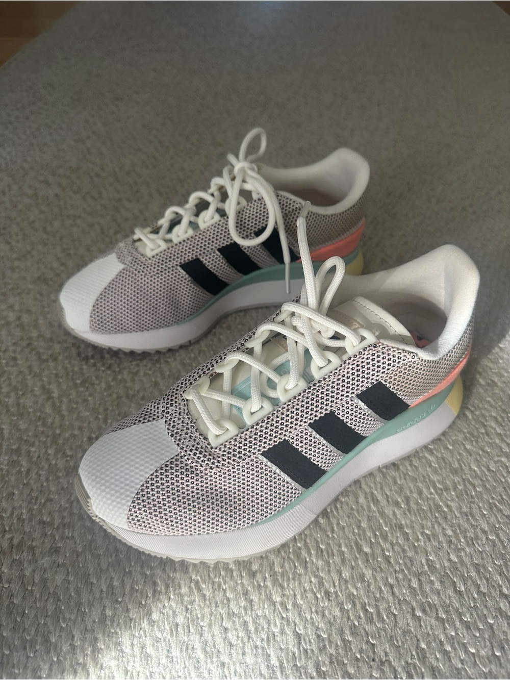 ADIDAS SL ANDRIDGE W
Cloud White/ Core Black/ Chalk Coral